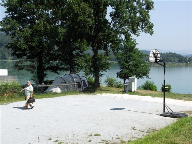 Beim Sportplatz