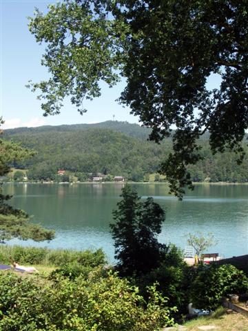 Blick über den See zum Pyramidenkogel
